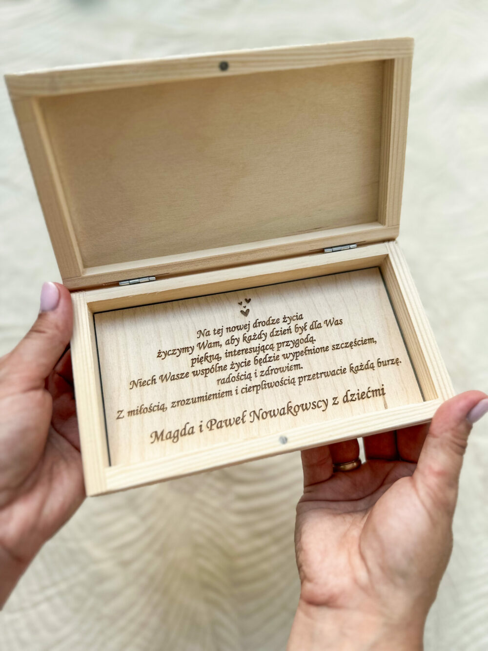 Drewniane pudełko na banknoty - pamiątka ślubna