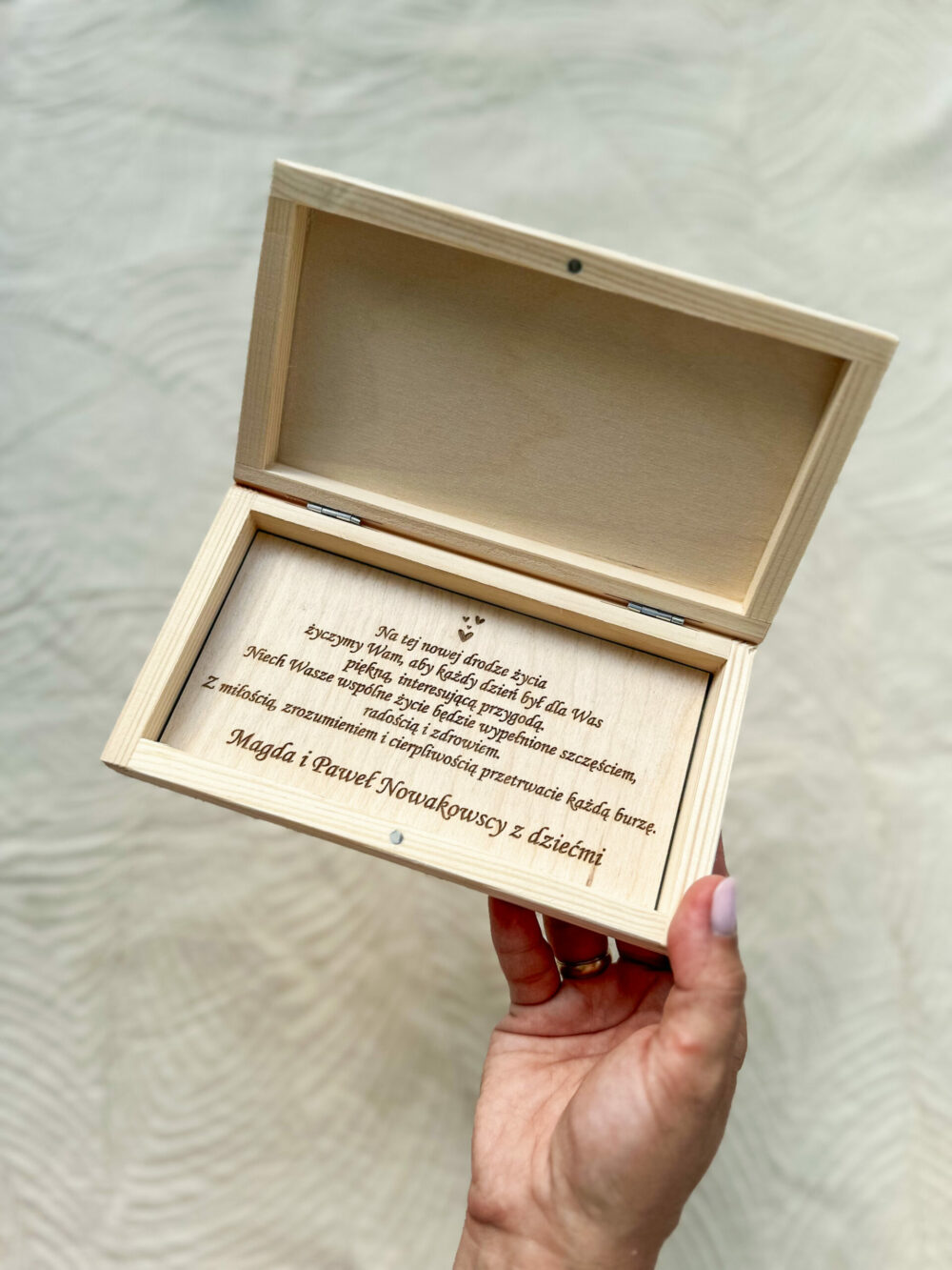 Drewniane pudełko na banknoty - pamiątka ślubna