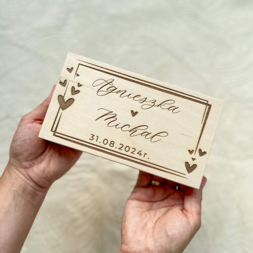 Drewniane pudełko na banknoty - pamiątka ślubna