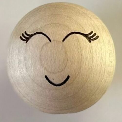 Koralik drewniany do makramy z grawerem Główka dziewczynki 15-30mm