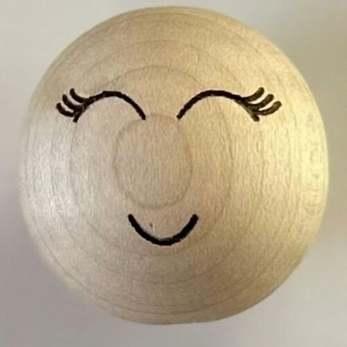 Koralik drewniany do makramy z grawerem Główka dziewczynki 15-30mm